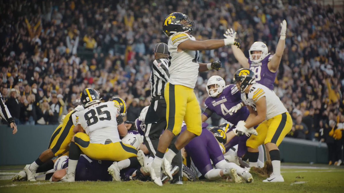 The first ever quadruple play in Wrigley Field history 😎 #Hawkeyes