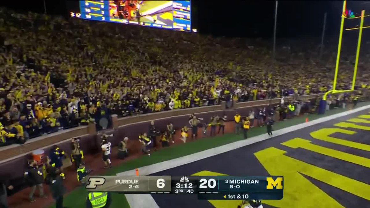 No one's catching him. Semaj Morgan takes it 44 yards for the Michigan Football TD. 💥 📺: NBC