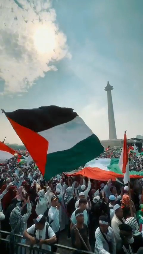 Dari Medan Merdeka kita kirimkan pesan pada dunia: Free Palestine!