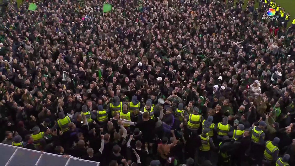 Glädjescener från Jönköping där GAIS-supportrarna firar uppflyttningen till Allsvenskan 2024!