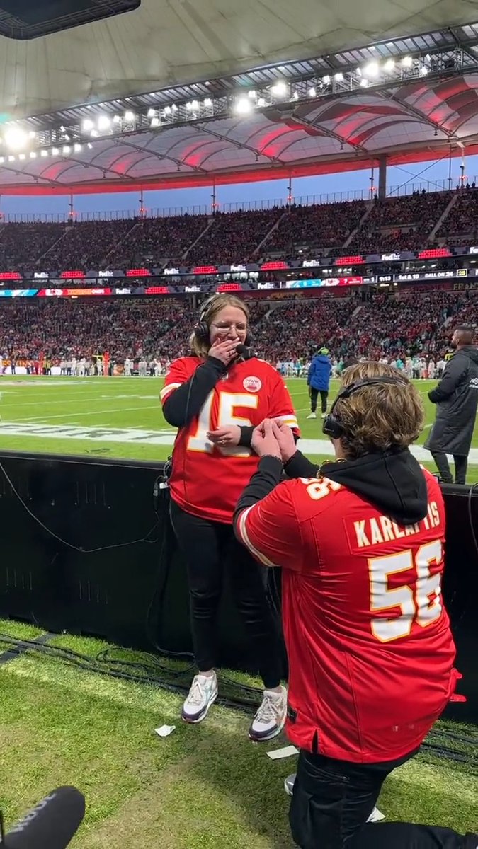 We have a Frankfurt proposal! 🥹💍