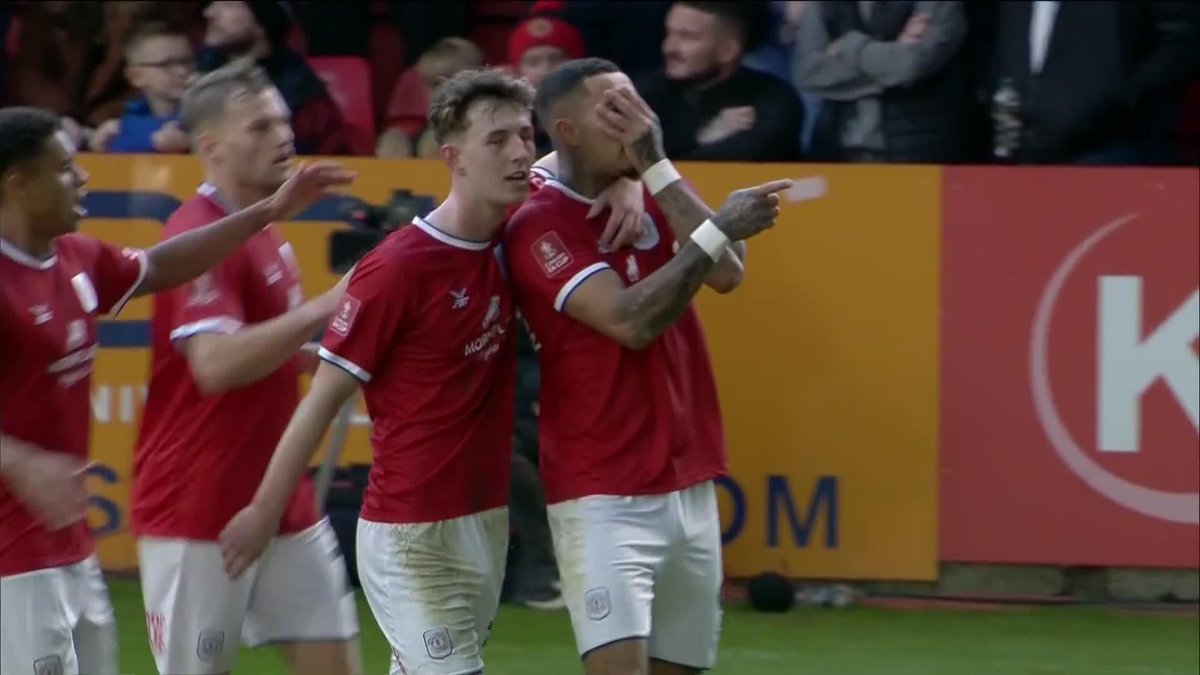 Baker-Richardson lurking at the back post 🤩 Wait for the celebration 🥶 #EmiratesFACup