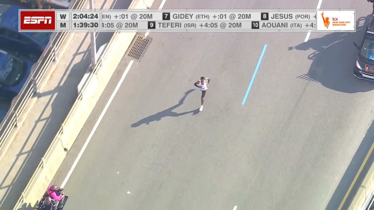 🇪🇹’s Tamirat Tola puts on the jets in the streets of New York 🚀 The 2022 world champion is on his way to break the TCS New York City Marathon course record 😤
