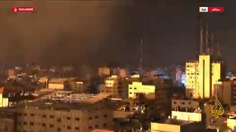 مراسل الجزيرة يستأذن المذيع بوضع الكمامة لتجنب الأدخنة والأتربة ورائحة البارود بسبب الغارات الإسرائيلية الكثيفة على قطاع #غزة #الأخبار #حرب_غزة