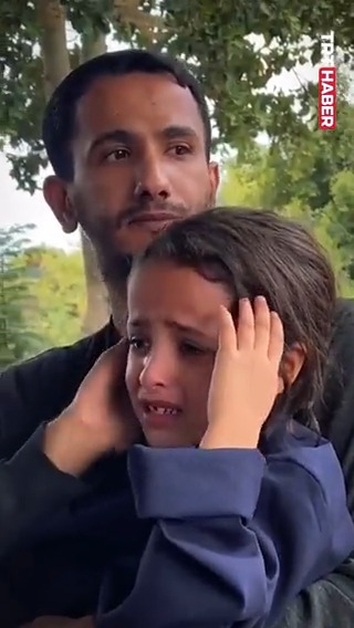 "Allah hepinize rahmet eylesin sevgili annem. Bak Hamza seninle" Gazzeli küçük kız, İsrail'in öldürdüğü annesi, babası ve küçük kardeşine gözyaşlarıyla veda etti.