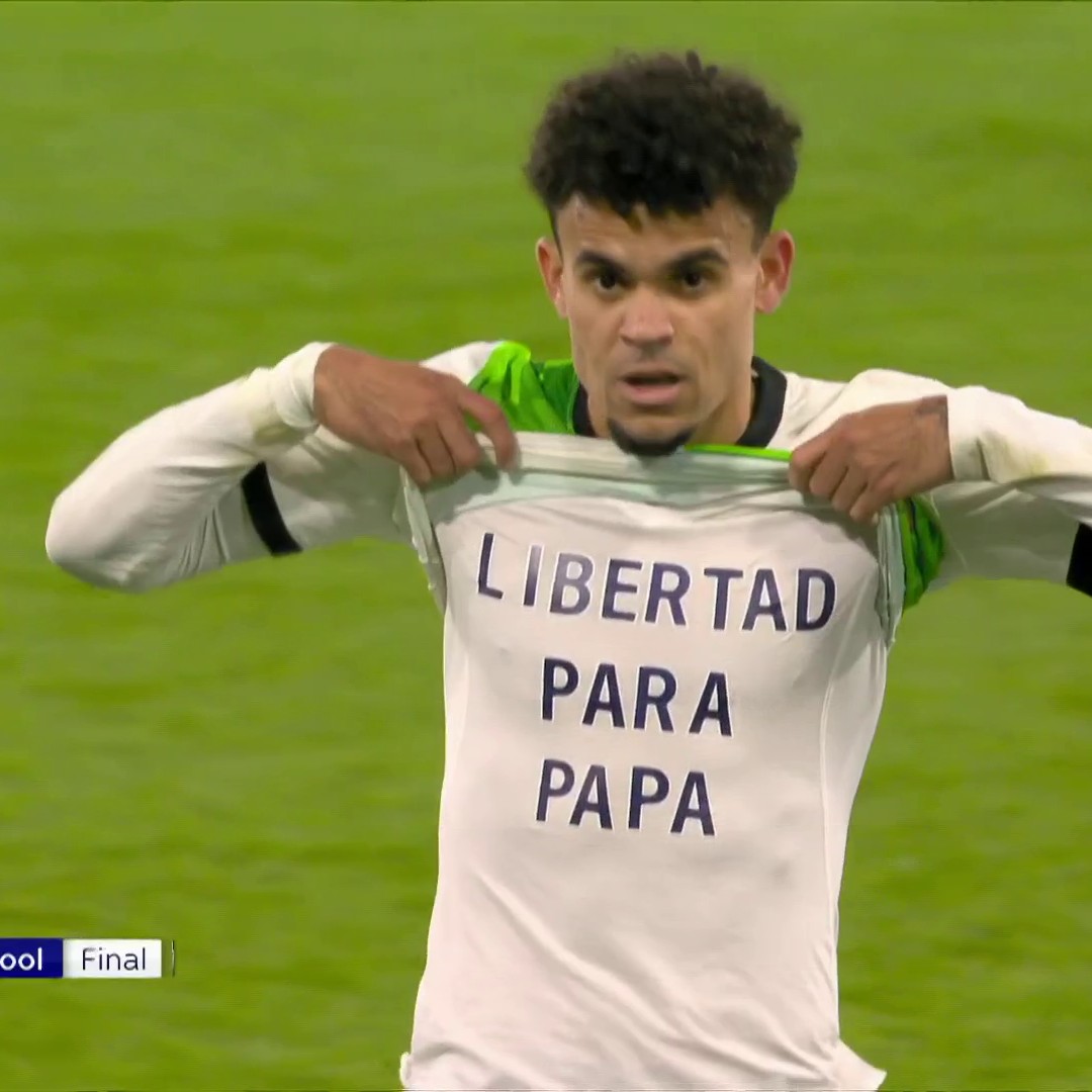 Luis Diaz shows his undershirt in honor of his father before embracing Jurgen Klopp after Liverpool's draw against Luton Town. #LFC