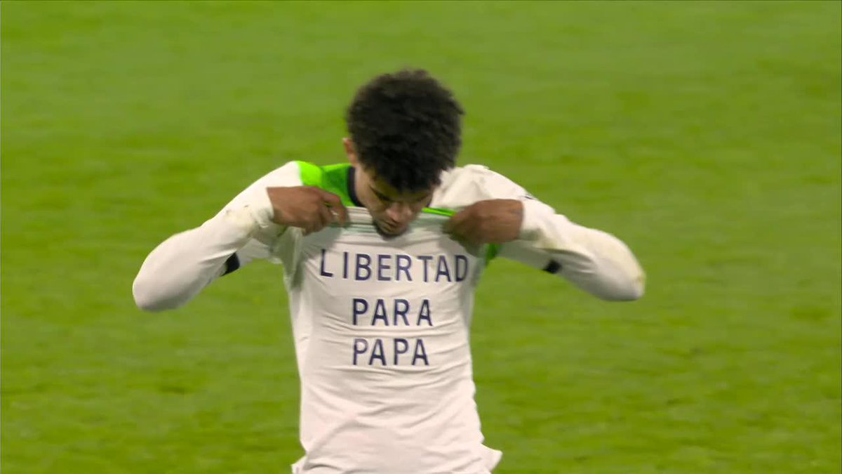 El canto de apoyo de la hinchada de Liverpool para con Lucho Díaz 🇨🇴