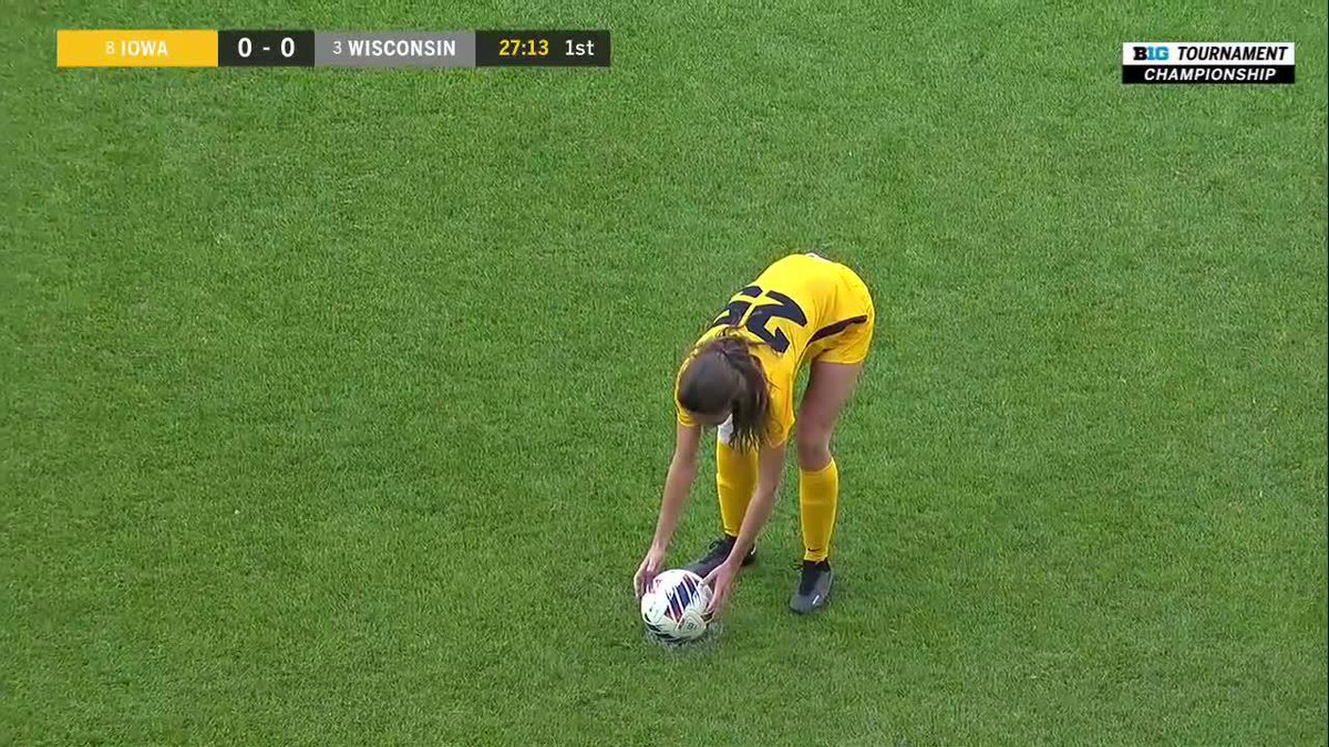 𝐇𝐀𝐖𝐊𝐒 𝐀𝐇𝐄𝐀𝐃! Josie Durr drills the PK to give Iowa the lead! 18' | Iowa 1, Wisconsin 0 #Hawkeyes
