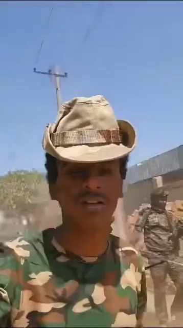 مقطع يظهر أفراد من مليشيا الدعم السريع المتمردة، وهي تمارس التعذيب والتصفية الجسدية والتطهير العرقي لمواطنين عزل في مدينة اردمتا بالجنينة بدعوى انتمائهم لقبيلة المساليت، بعد اقتحام منازلهم الآمنة. #السودان