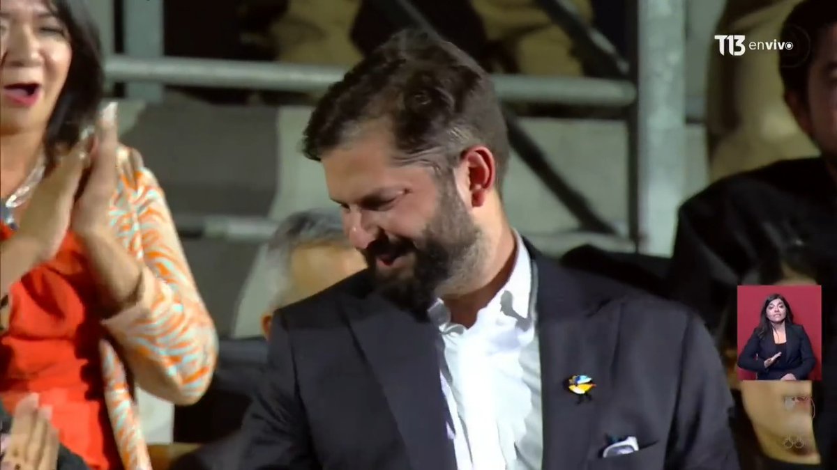 Presidente Gabriel Boric es recibido con aplausos durante ceremonia de clausura de los Juegos Panamericanos EN VIVO #Santiago2023 »