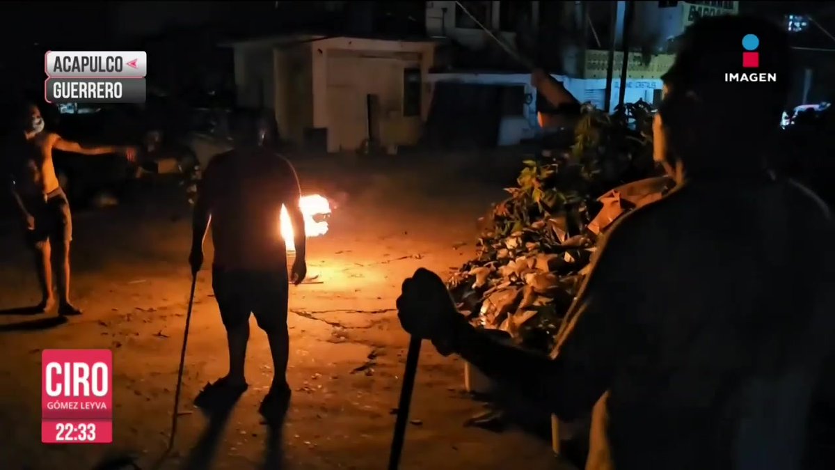 “Tengo miedo porque dicen que ya se empezaron a meter a las casas”, el temor por los robos y saqueos en #Acapulco ha provocado que los mismos habitantes coloquen sus barricadas para defender sus hogares y locales: