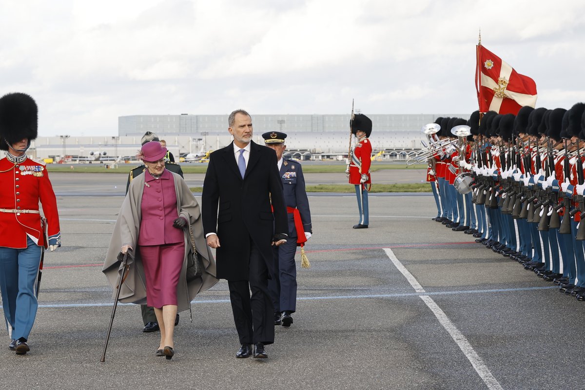 🇩🇰Ceremonia oficial de bienvenida a los Reyes tras aterrizar en Copenhague por parte de la Reina Margarita, el Príncipe Frederik, la Princesa Mary y la Princesa Benedikte. ➡️