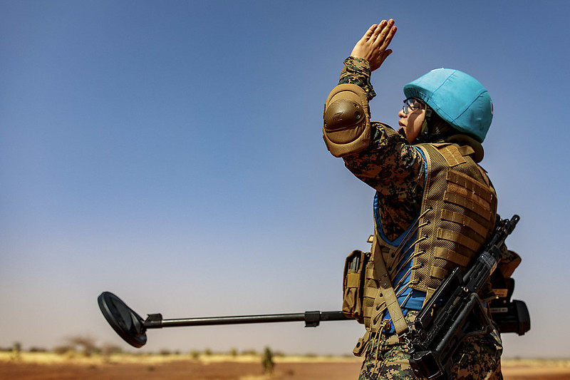 Retrait de la MINUSMA - Nous rendons hommage aux #Casquesbleus de l'#Egypte 🇪🇬 pour leur contribution à la stabilisation des régions du Centre du #Mali 🇲🇱 notamment à #Douentza. Retour sur le travail des femmes de l'unité de police affectée à la lutte contre les mines 📺👇