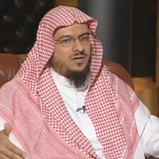 هذا المقطع من لقاء للدكتور يوسف الأحمد فك الله أسره عام 2013 يتحدث فيه عن وجود مشروع لإبعاد الناس عن التمسك بالشريعة في السعودية! كان هذا الكلام في عهد الملك عبدالله وقد مهد لهذا المشروع ثم جاء محمد بن سلمان وتركي آل الشيخ لتنفيذه بالقوة حيث فتح السجون وكتم أصوات العلماء والدعاة