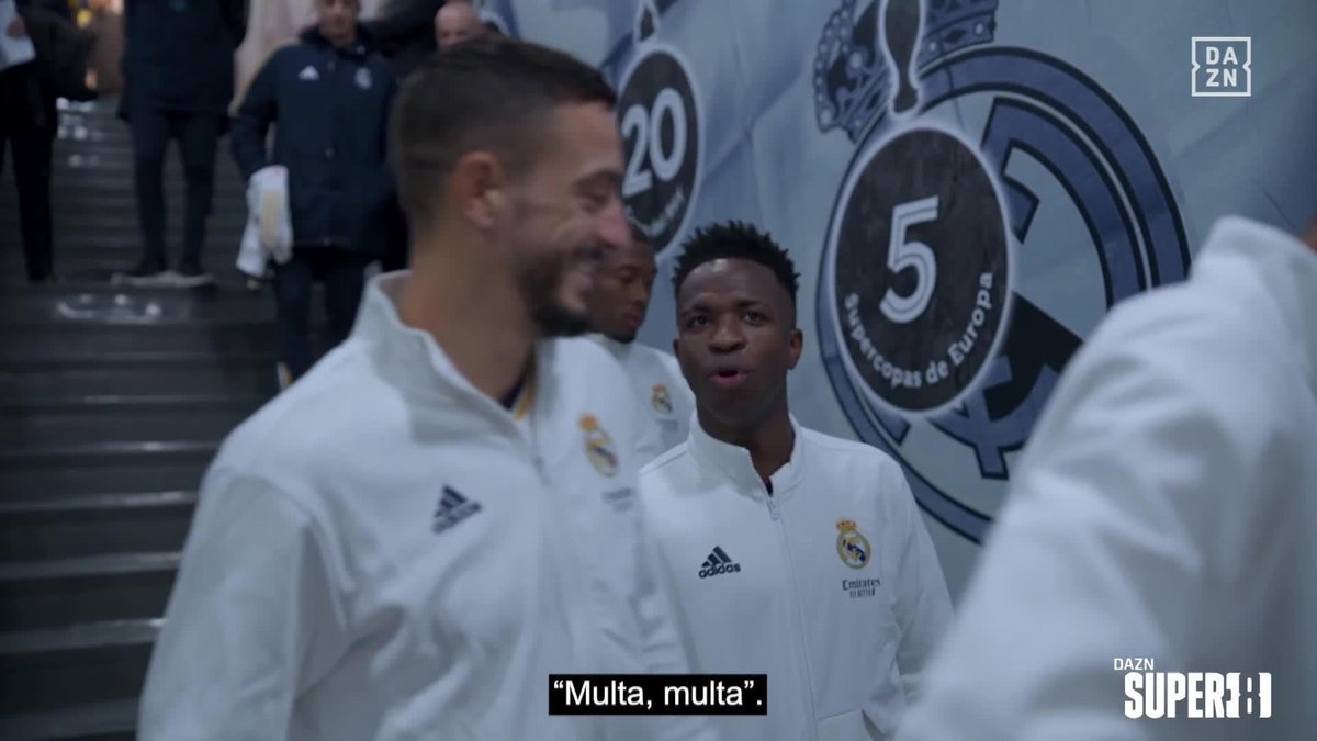 🗣️ "Mil disculpas, perdonad el retraso..." 🔊 Vini Jr.: "Multa, multa" El divertido momento entre el árbitro y Vini Jr en el túnel de vestuarios 🤣 #Super8