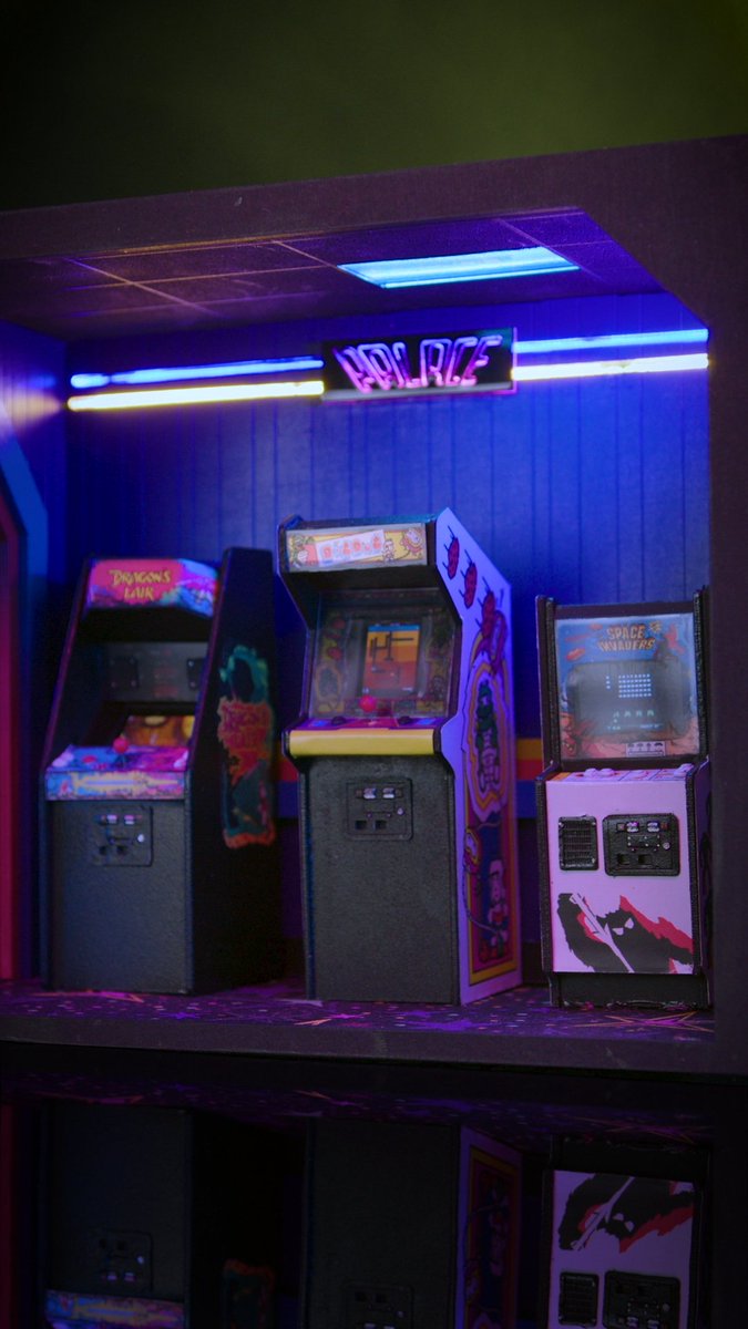 What if we played hours of Dragon’s Lair together inside mini Palace Arcade?👉🥺 👈[ Miniature by David Miniatures] #strangerthingsday