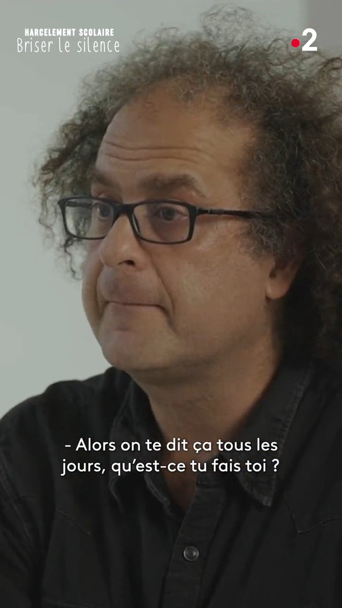 Qu'est-ce que le cyberharcèlement ? Explications à des élèves par le Pr Laurent Karila, psychiatre. 📌Soirée "Harcèlement scolaire : #BriserLeSilence" présentée par Faustine Bollaert, demain à 21h10 sur France 2. Un documentaire + un débat en plateau en présence de Gabriel Attal.