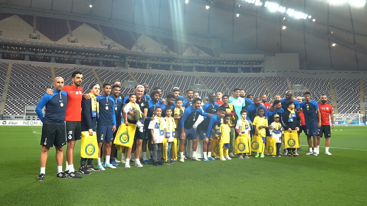 As AlNassr's social responsibility efforts continue, we are honoured to have members of the Qatar Cancer Society join us for today's training session 🙏 Our coach and players presented them souvenirs on this occasion 🎁