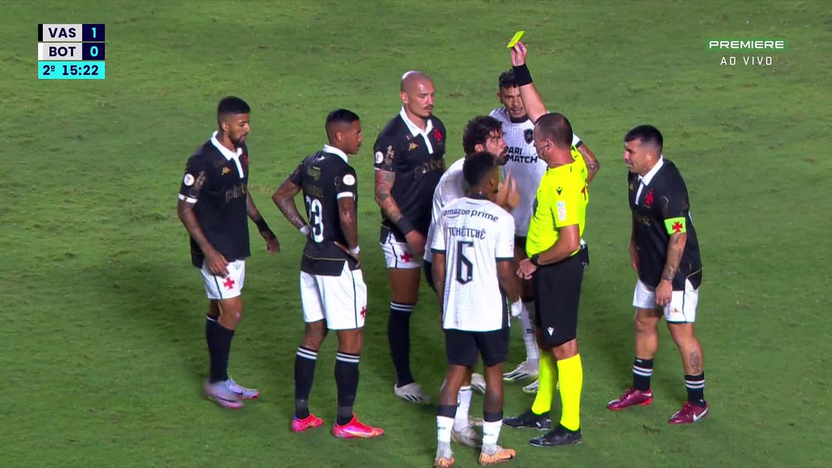 Ih, rapaz! O clima esquentou entre Diego Costa e Medel. Amarelo para os dois 🟨🟨