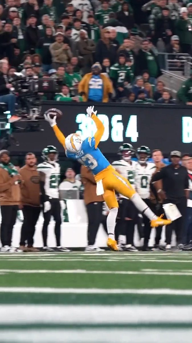 This catch by Keenan Allen was absolutely unreal 🔥