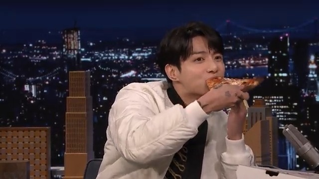 .BTS_official’s #JungKook tries New York City pizza for the first time 🍕 #JungKookOnFallon #FallonTonight