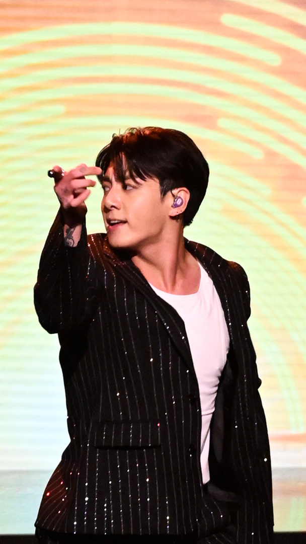 Behind the scenes of BTS_official’s #JungKook's performance of “Standing Next to You” 📷 #JungKookOnFallon #JungKook_GOLDEN #FallonTonight