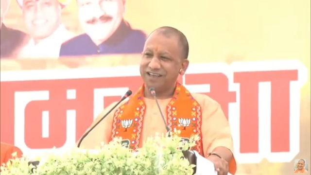 दावा द्रुम दंड पर, चीता मृगझुंड पर, भूषन वितुंड पर, जैसे मृगराज हैं। तेज तम अंस पर, कान्ह जिमि कंस पर, त्यौं मलिच्छ बंस पर, सेर शिवराज हैं॥