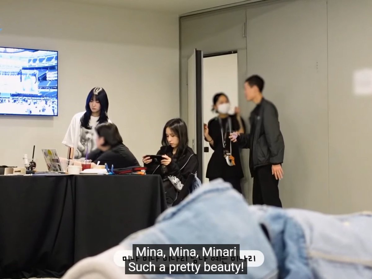 Chaeyoung singing Mina's part from the TWICE Song while she just plays on her Switch 😭
