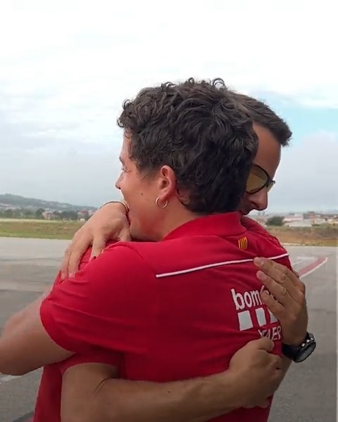 De la mort a la vida: quatre anys després d'una greu caiguda muntanya avall, Marc Sellarés [Marc], coordinador d'operacions aèries dels Bombers, coneix un dels membres del cos que el va rescatar #TerraCremadaCatRàdio