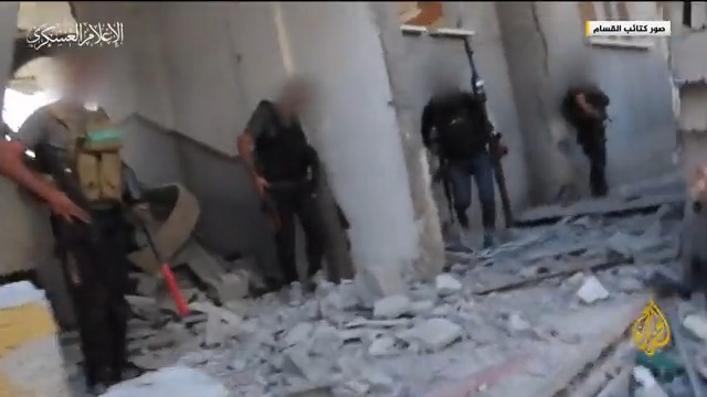 كتائب القسام تنشر مقاطع فيديو لما قالت إنها مشاهد لالتحام عناصرها مع القوات المتوغلة غرب بيت لاهيا شمالي قطاع #غزة وتدمير عدد من الآليات #الأخبار #حرب_غزة