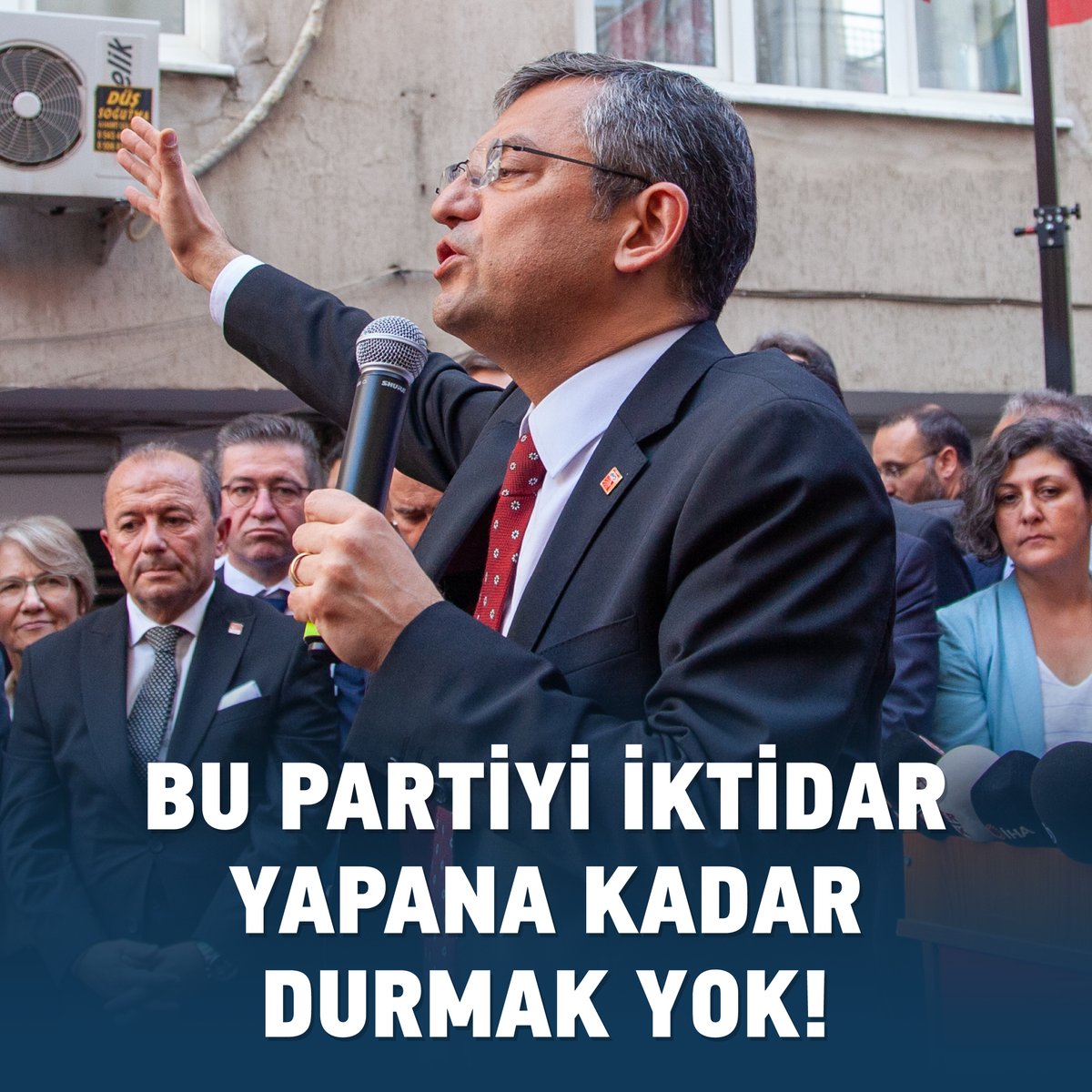 Genel Başkanımız Özgür Özel: “Siz bize sahip çıkacaksınız, biz Manisa’ya... Ve size söz veriyorum, hep birlikte yine burada toplanacağız ve bu baba evine Atatürk'ün vasiyetini tutmuş, partimizi iktidar yapmış, Türkiye'yi çok iyi noktalara getirmiş olarak bir daha geleceğiz.”