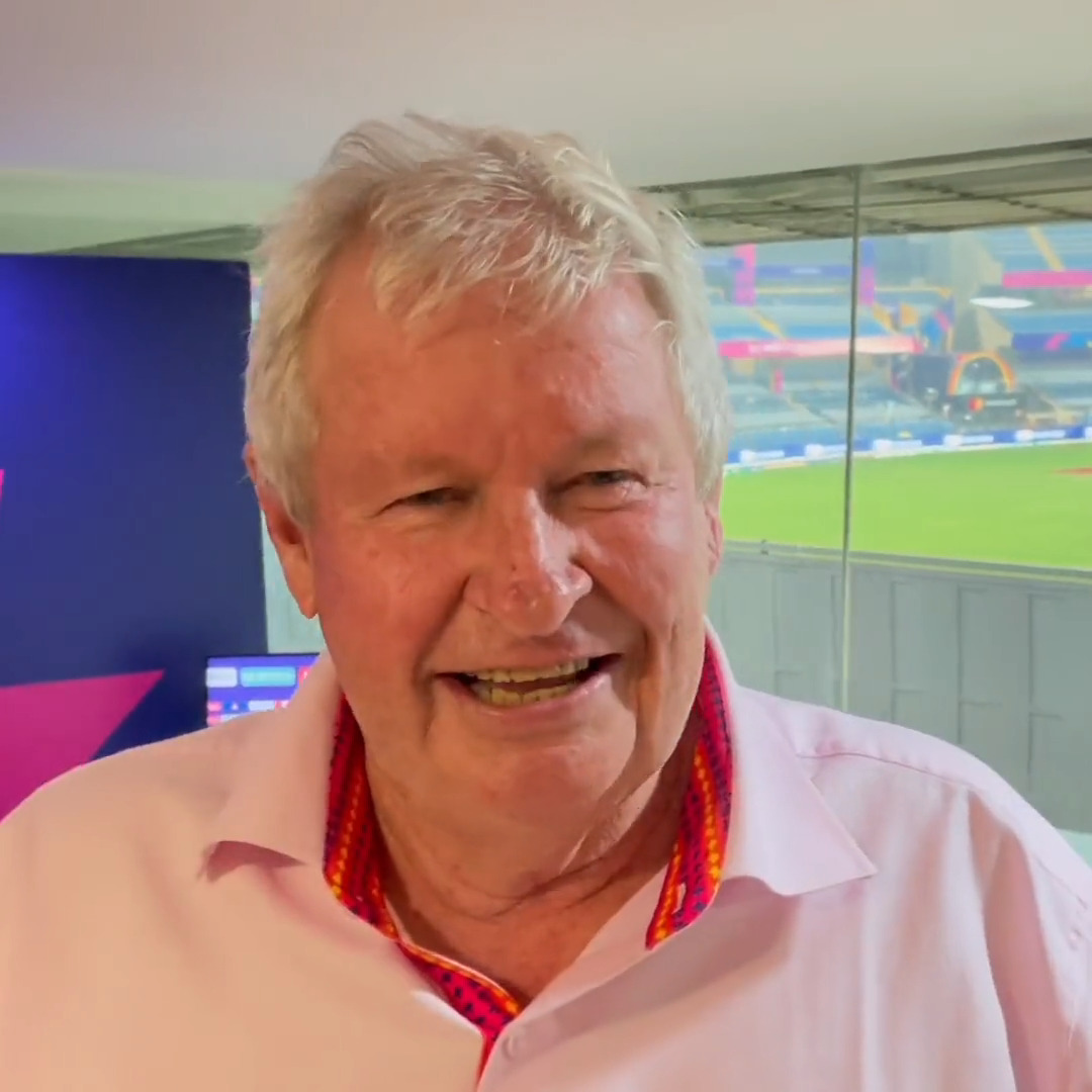 "I've never seen anything like it!" Ian Smith reacts to Glenn Maxwell's double century in the Cricket World Cup.