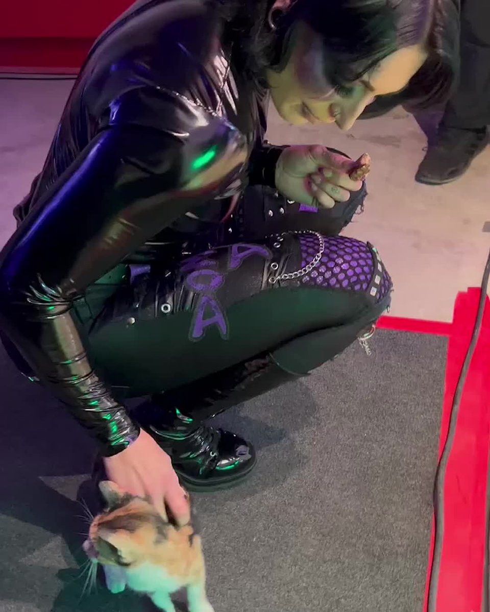 Looks like Mami made an adorable new friend this past weekend backstage at #WWECrownJewel! 🥺