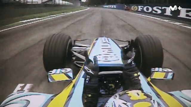 🎞️ 𝐃𝐞 𝐈𝐦𝐨𝐥𝐚 𝐚 𝐈𝐧𝐭𝐞𝐫𝐥𝐚𝐠𝐨𝐬. Han pasado más de 𝟭𝟴 años, pero las manos son las mismas. Fernando Alonso #VamosSobreRuedas