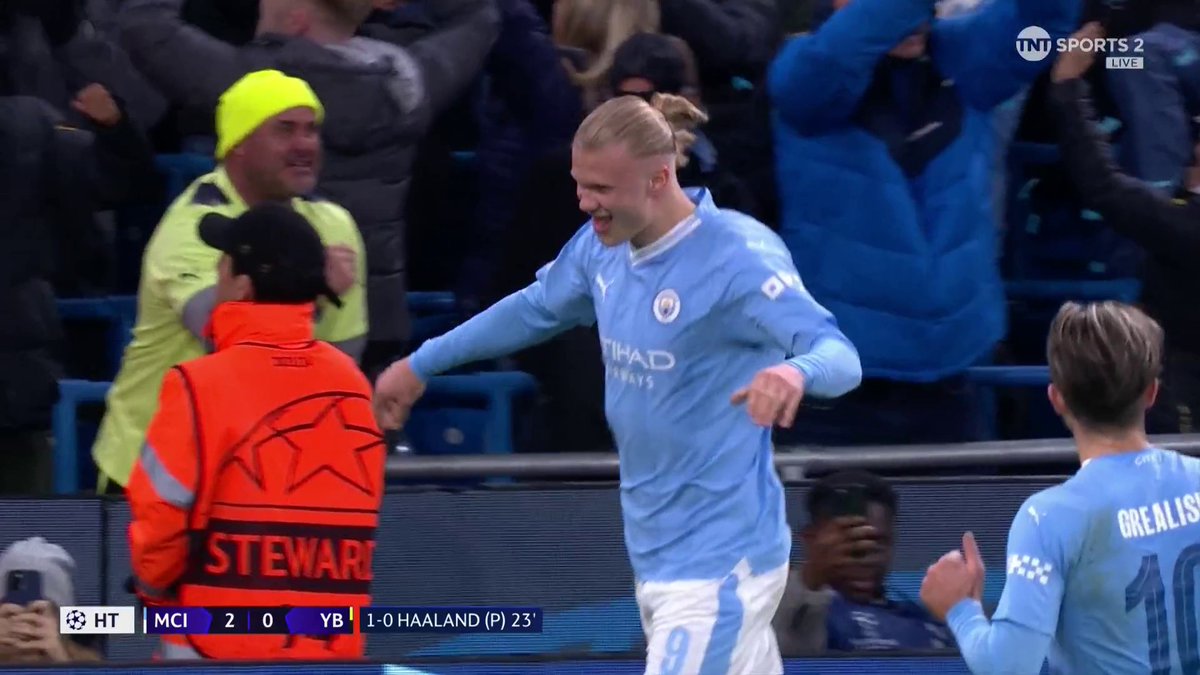Erling Haaland hit the Didier Drogba goal celebration after accepting the challenge at the Ballon d'Or ceremony 🙌 #UCL | Rio Ferdinand | Laura Woods | Joleon Lescott