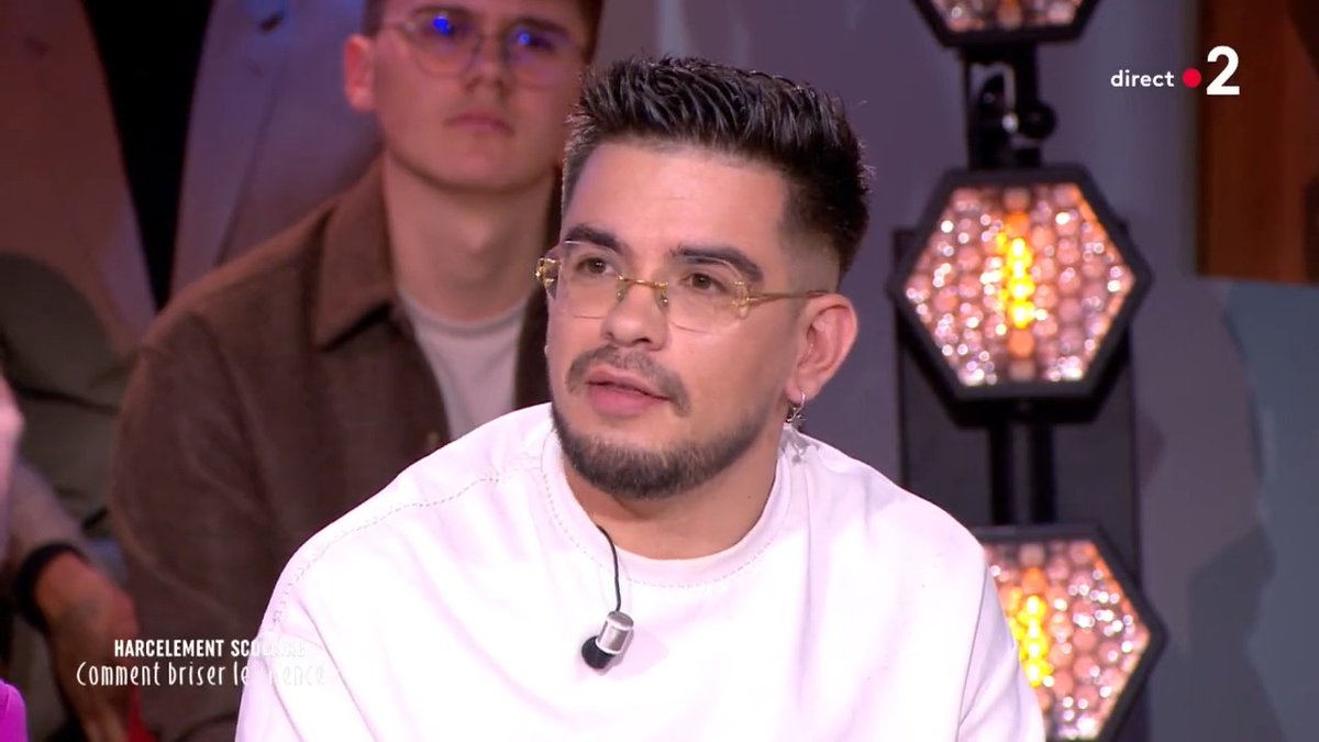 "Ils m'ont mis 32 coups de crampons dans le bras gauche." Le poignant témoignage de l'auteur compositeur Hazerka sur le harcèlement scolaire qu'il a subi dans sa jeunesse. Suivez notre débat présenté par Faustine Bollaert 👉 #BriserLeSilence #NonAuHarcèlement