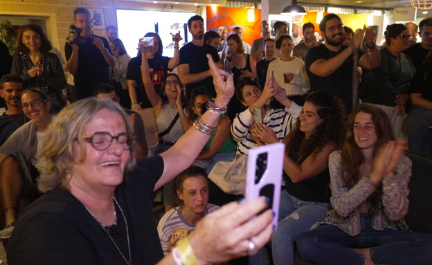 "בוחרים בחיים": לאחר שרוב המבלים הקבועים בו נרצחו או נחטפו, ה"פאבושקה" - הפאב המקומי של כפר עזה, נפתח מחדש. צפו | Yigal Mosko