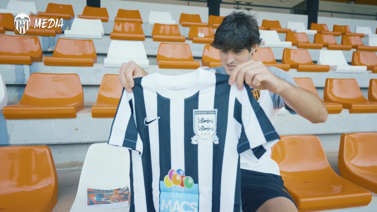 Javi Guerra and Lucas Bedford's friendship is one of respect and admiration. ❤️ 💬 "Lucas was the first person besides my family that I'd seen with my name on their shirt" 🇬🇧 Watch Lucas surprise his idol Javi Guerra with an unforgettable gift 📨👕 #FansVCF
