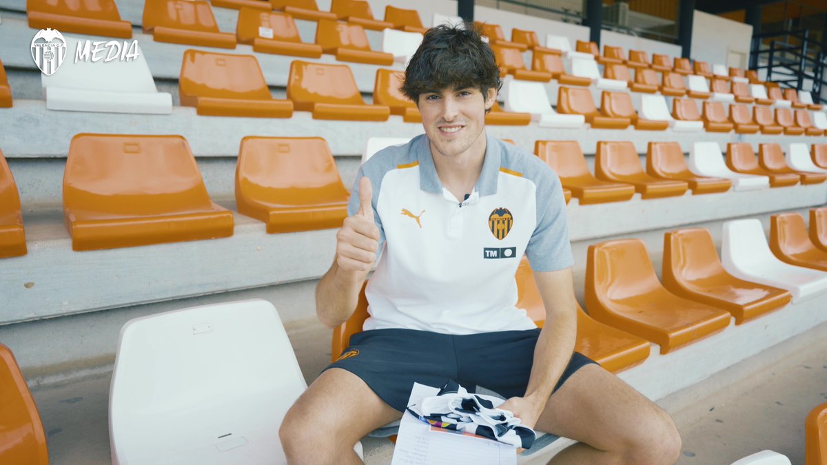 💬 Javi Guerra: "Fue la primera vez que vi a alguien con mi nombre en la camiseta" Es imposible no emocionarte con esta historia de pasión valencianista 🧡 #ADNVCF 🦇