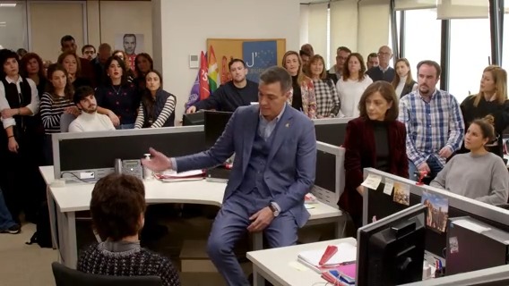 Hoy, Pedro Sánchez, ha querido mostrar su apoyo a los y las socialistas de toda España ante la violencia que estamos sufriendo estos últimos días. Ahora más que nunca, este país necesita un gobierno progresista. #SiempreAdelante 🌹