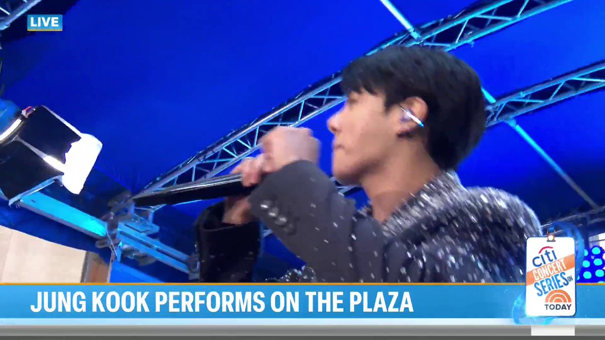 & more of jung kook slaying our TODAY plaza Sponsored by Citi. #JungKookOnTODAY #citiconcertseries #BTS @BTS_bighit