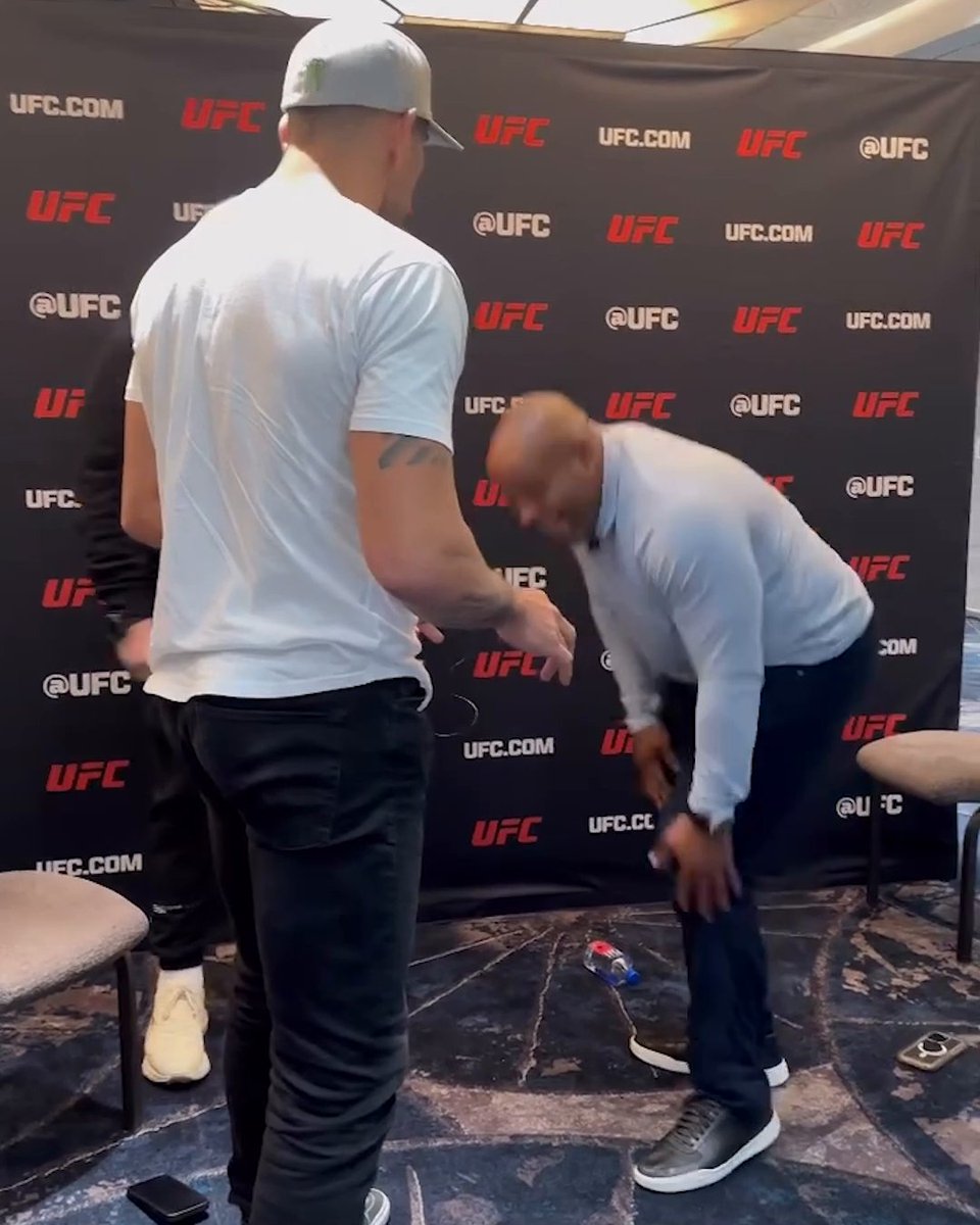 .Daniel Cormier's reactions to these leg kicks from Alex Pereira 😂 #UFC295 (via Alex "Poatan" Pereira)