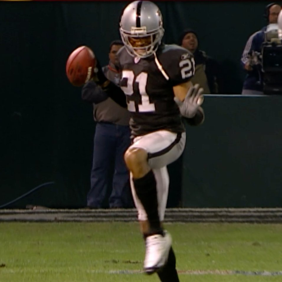 4x All-Pro corner Nnamdi Asomugha put the clamps on with the Las Vegas Raiders 🗜️ (2003-2010)