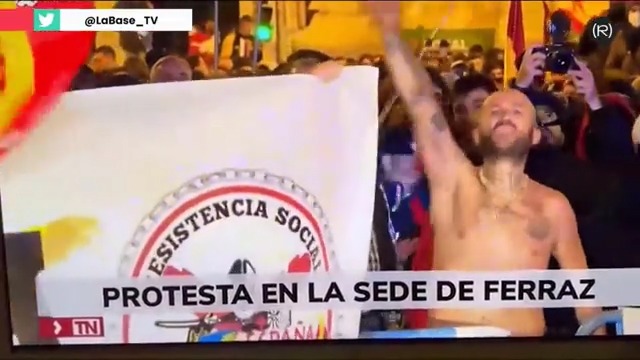 ""Cargas desmedidas, una gran polémica" decía la narración en directo de Telemadrid mientras en pantalla se veía a un simpático ciudadano pidiendo insistentemente un taxi" Sara Serrano 📺 La Base |