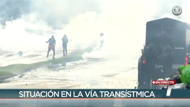Se registra un enfrentamiento en la vía Transístmica frente a la Universidad de Panamá, entre estudiantes y unidades del control de multitudes. #TReporta