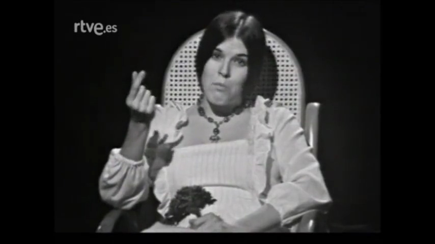 Nosotros, cada #9Noviembre nos ponemos 'Un ramito de violetas' de Cecilia. Tenemos el vídeo desde 1975, cuando la cantó en 'Señoras y señores'. Es éste -- > #FelizJueves #BuenosDías