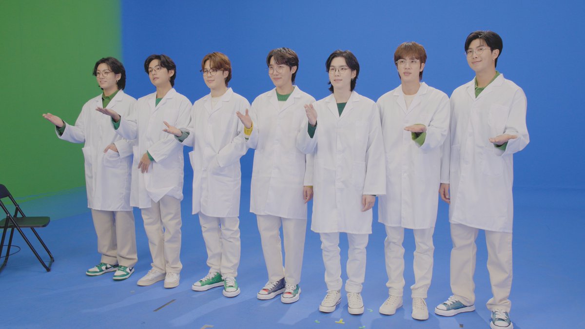 ＼ #XYLITOL × #BTS ／ #XYLITOL_LESSON ✨Behind映像🎥公開✨ インテリ🧑‍🔬な雰囲気漂う7人の様子をお届け❣ 白衣🥼眼鏡👓スタイルを見逃しなく👀 #キシリトール #大切な歯のために 🦷 #smile2smile #BTS_XYLITOL