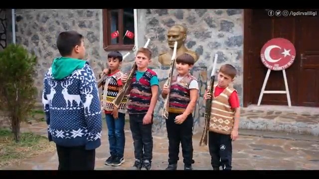 Türkiye'nin en doğusundan Ata'ya saygı nöbeti...🇹🇷 📍Cennetabat Şht. Havacı Er Nurettin Manaz İlkokulu • Iğdır Ali Yerlikaya Yusuf Tekin T.C. İçişleri Bakanlığı Millî Eğitim Bakanlığı #10Kasım #Atatürk