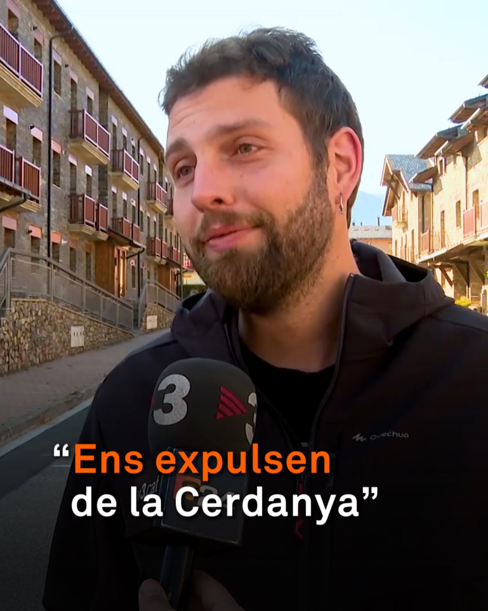 “Ens expulsen. És impossible sobreviure a la Cerdanya”. El Nathan és de Bellver, però ha decidit marxar al Berguedà perquè no troba cap pis assequible. Les segones residències i els lloguers de temporada acaben fent fora els cerdans, sobretot els joves.