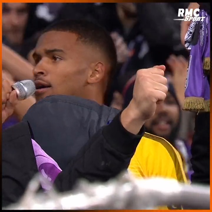 🟣 Cette communion entre les joueurs et les supporters de Toulouse après l'exploit contre Liverpool en Ligue Europa (3-2). 👏 Micro à la main, le gardien Guillaume Restes est venu célébrer avec le public du Stadium. Magnifique.